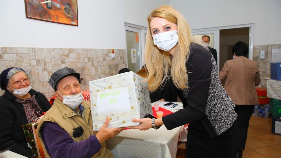 Situație revoltătoare în Constanța. Primăria a confiscat politic cadourile elevilor