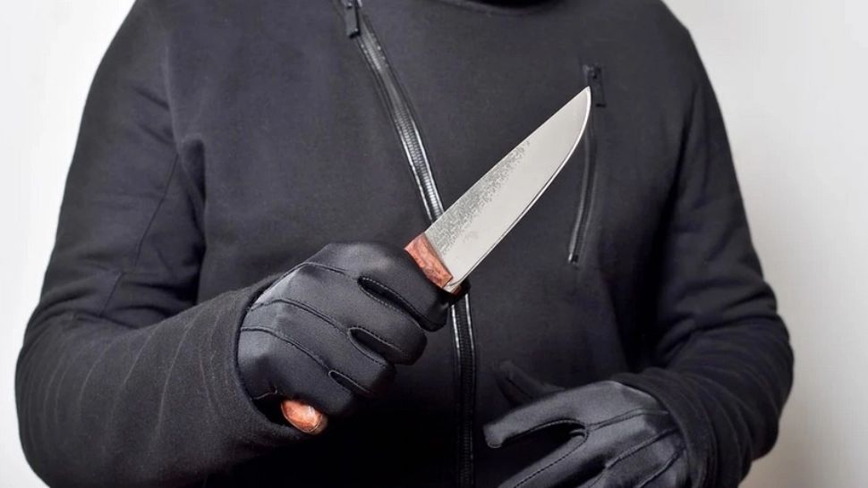 Scene șocante, la Târgu Jiu: tânăr atacat cu cuțitul de un interlop