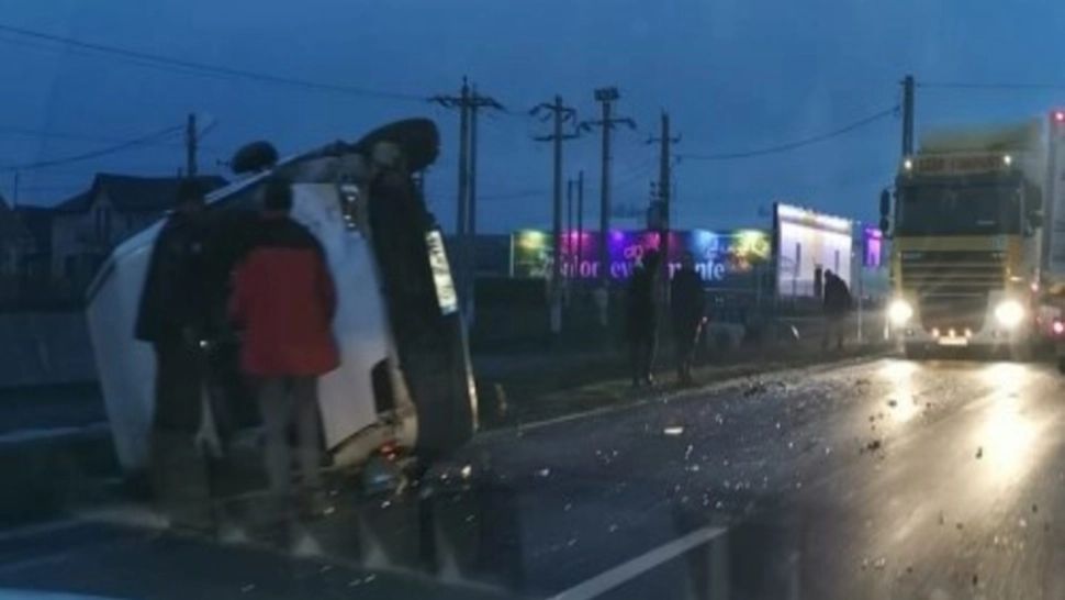 Accident grav în Galați: 2 victime, după ce o mașină și o dubă s-au izbit violent – Trafic blocat