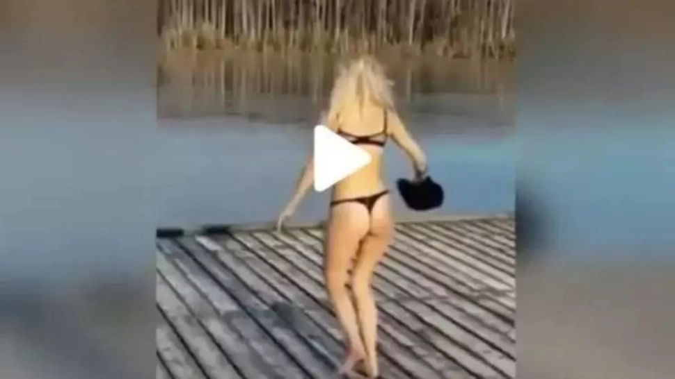 S-a dezbrăcat pe un ger îngrozitor și a vrut să sară în lac pentru a face o baie – A avut o surpriză foarte neplacută