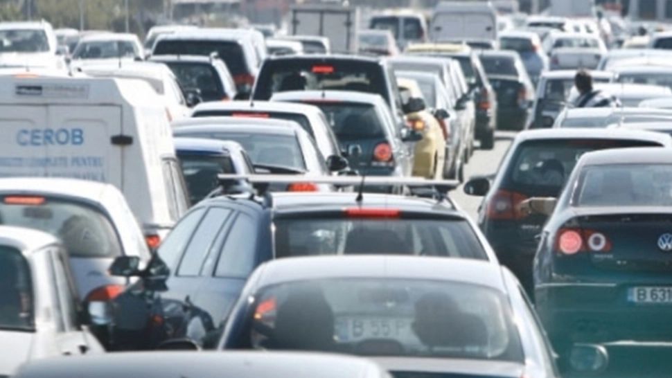 Valea Prahovei, sufocată de trafic intens. Autovehiculele merg bară la bară între Breaza şi Comarnic