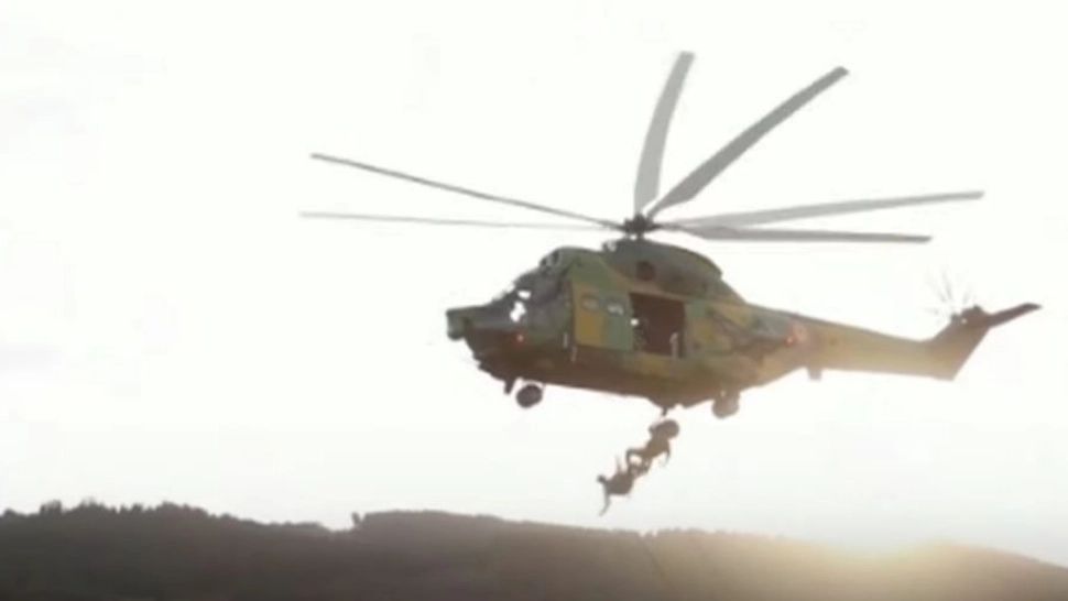 INCREDIBIL! Un elicopter al armatei a pierdut un motor în timpul unui exercițiu militar. Piloții au scăpat teferi