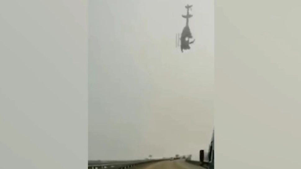 Incident aviatic: elicopter prăbușit pe autostradă. Tragedia, surprinsă pe cameră