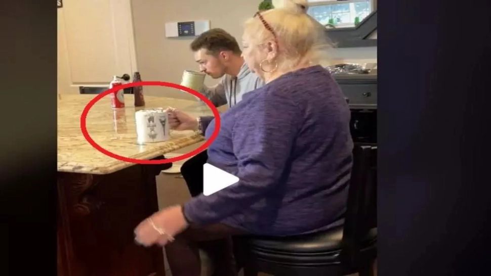 VIDEO – Cea mai proastă farsă pe care i-o putea face mamei sale – Femeia nu a gustat deloc glumă nesărată