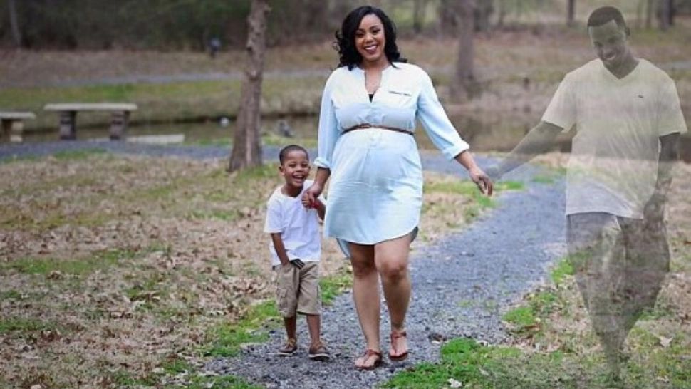 Soţul i-a murit înainte ca aceasta să nască. După două luni, a privit pozele şi aproape a leşinat! Ce a văzut - FOTO