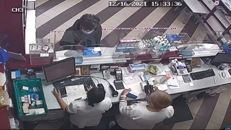 Borsetă cu 12.000 de euro, uitată într-o farmacie. O femeie a găsit-o și a fugit cu ea VIDEO