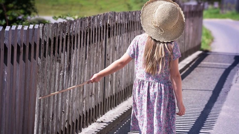 O fetiță de până în 11 ani, găsită singură pe o stradă din Cluj! Copila NU vorbește și nu are absolut nimic la ea