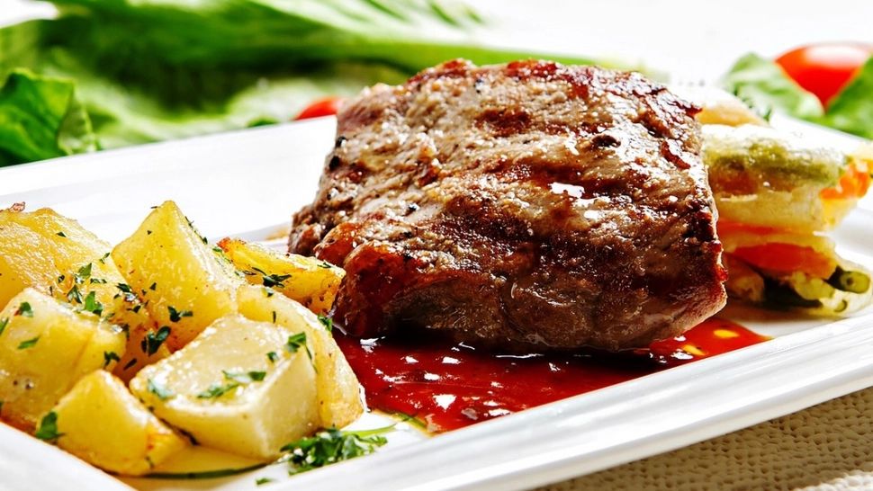 Mare atenţie! Aceasta este cea mai mare greşeală pe care o facem când gătim carnea de porc