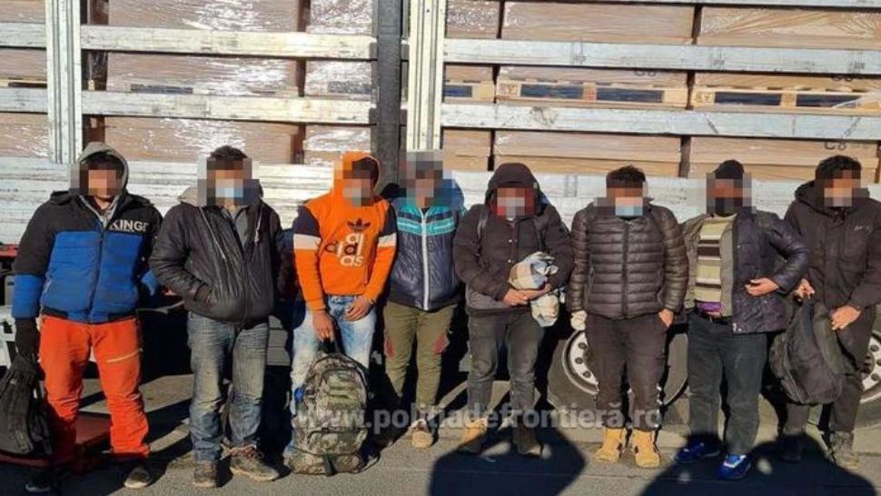 FOTO | Zeci de migranți din Afganistan si Pakistan, descoperiți la granița României cu Ungaria