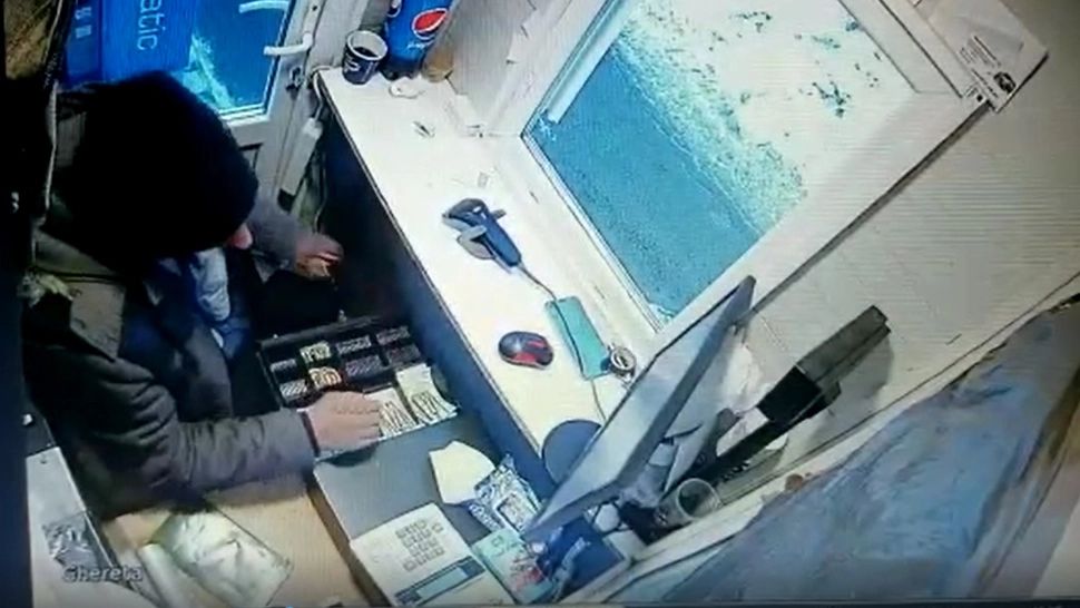 Angajații din parcarea unei stațiuni, filmați când fuaru banii de încasări VIDEO