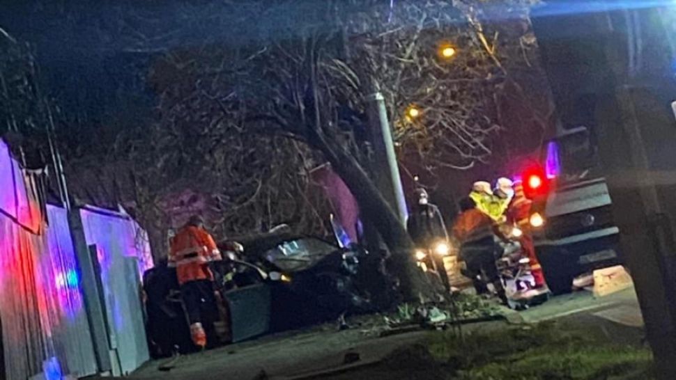 S-a urcat beat l-a volan și s-a dus direct într-un copac. 3 oameni au ajuns la spital