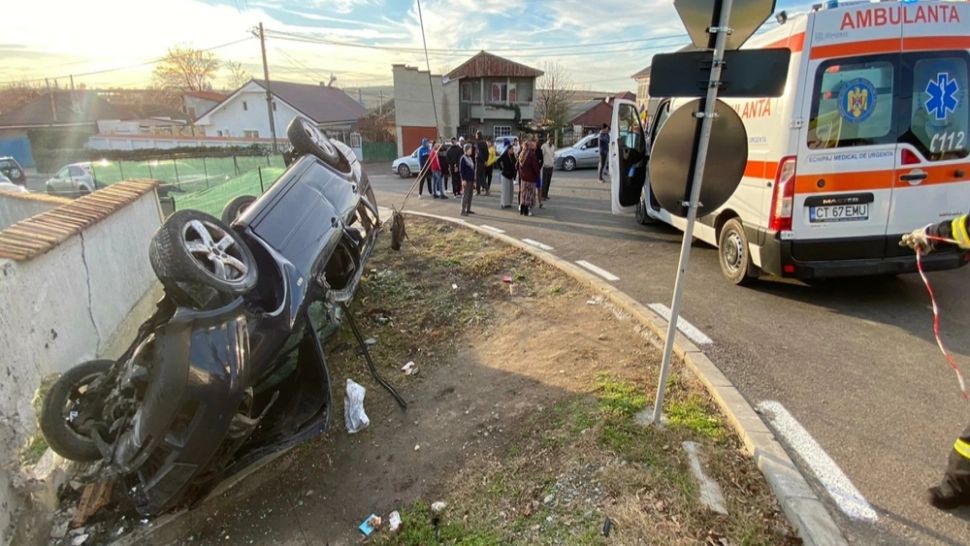 FOTO | Bărbat rănit după ce a intrat cu mașina într-un gard și s-a răsturnat, în Constanța
