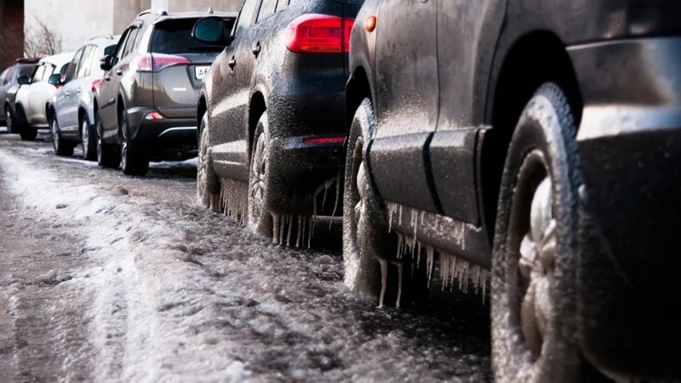 Pericol pentru șoferi. Ceață densă, ghețuș și chiciură în șapte județe, orele următoare