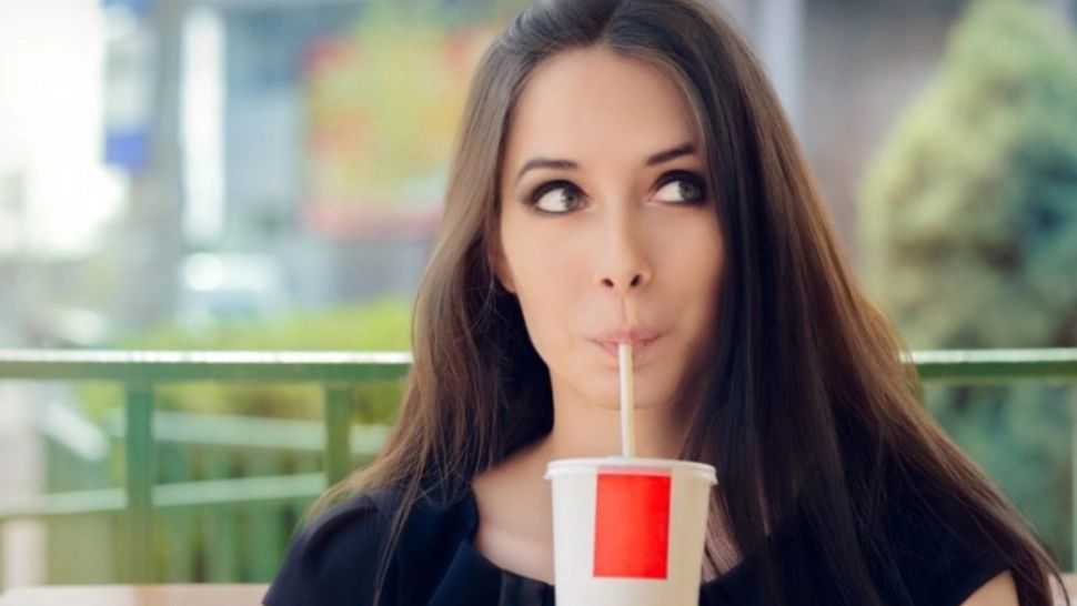 A băut un pahar de suc la terasă. Când l-a golit, a văzut ce era, de fapt, în el - păţania unei moldovence - FOTO