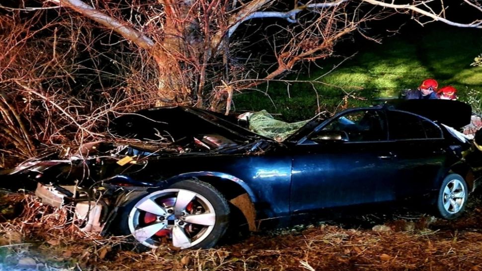 Accident grav într-o localitate din Giurgiu. O fată de 10 ani și șoferul, blocați în mașină