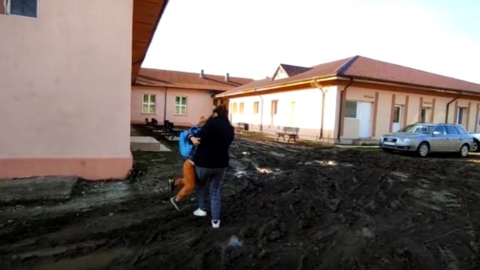 VIDEO | Drumul spre o grădiniță din Vrancea, îngropat în noroaie. Reacția halucinantă a primarului