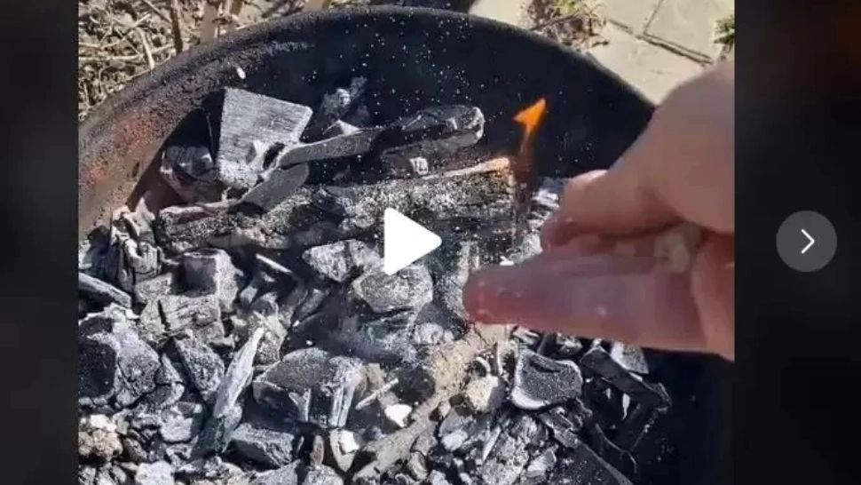 VIDEO - Ce se întâmplă dacă pui sare peste cărbunii încinși pentru grătar - Motivul pentru care trebuie să faci asta
