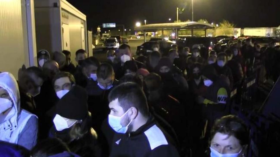 VIDEO - Haos în vămi - Cozi kilometrice la intrarea în țară, scandaluri și proteste - Românii care se întorc sunt la limita răbdării