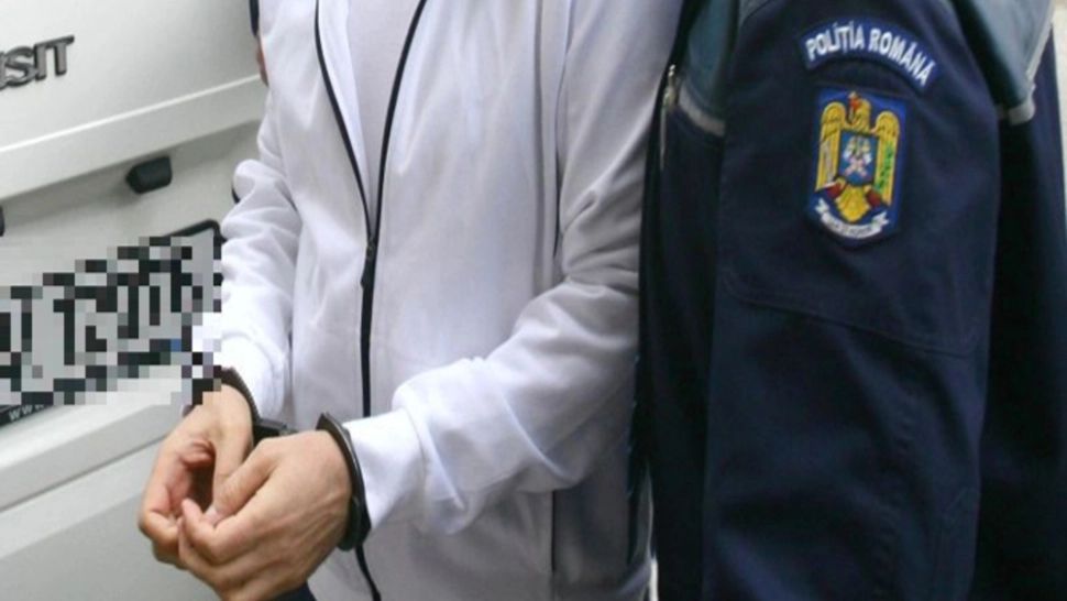 Un hoț consecvent. A spart o mașină și a furat o bicicletă dintr-o scară de bloc din Bârlad