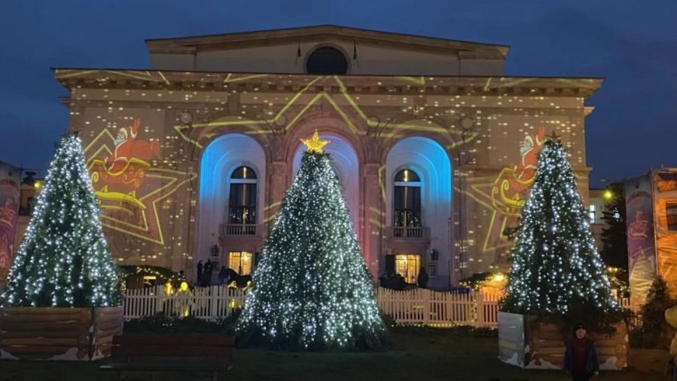 Un nou târg de Crăciun s-a deschis în București, la Opera Națională