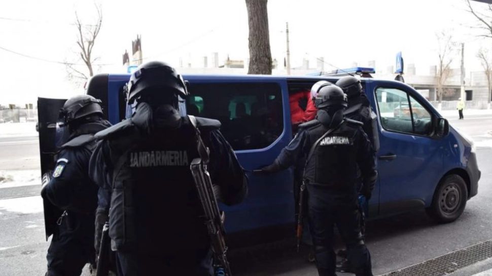  Jandarmii asigură paza la aeroportul din Suceava, după ce medicii DSP au acuzat că sunt scuipați de cei pe care îi carantinează 