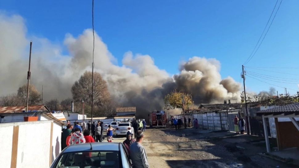 Mai multe familii în pericol după un INCENDIU violent la Constanța: Flăcările s-au extins la 7 locuințe. O VICTIMĂ, la spital - FOTO&VIDEO