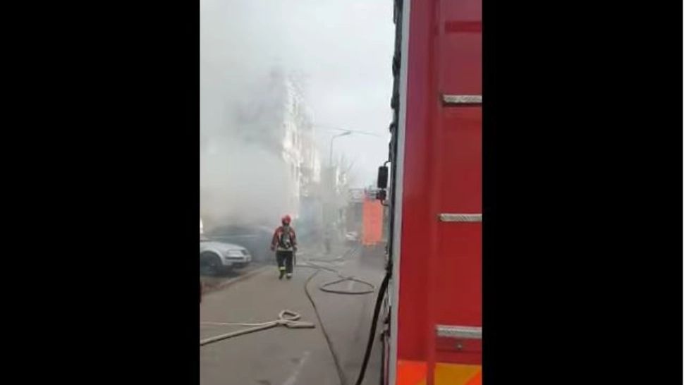 VIDEO  | Incendiu DEVASTATOR la un bloc din Constanța, în prima zi de Crăciun. Intervenție de amploare a pompierilor