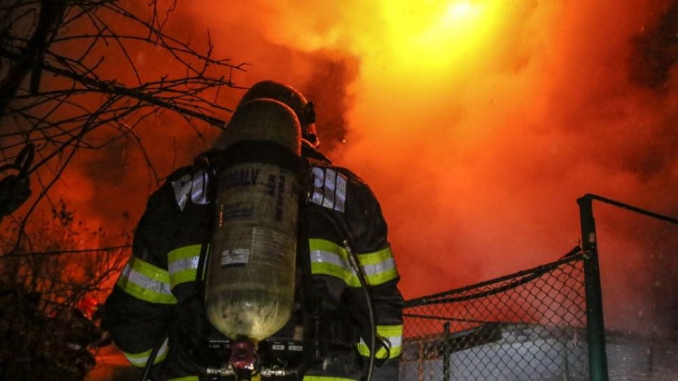 Incendiu Botoșani - O bătrână cu arsuri pe 30% din suprafața corpului după ce casa i-a luat foc