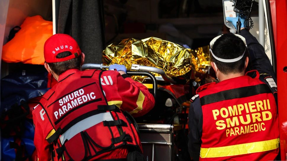 Incendiu violent, într-un bloc din Botoșani: o victimă, zeci de persoane evacuate