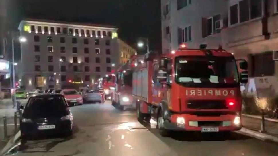 Incendiu PUTERNIC într-un bloc din București. Locatarii evacuați, o bătrână a fost rănită