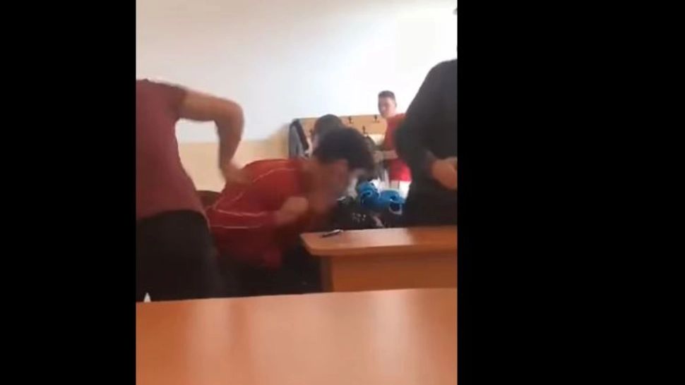 VIDEO  | Elev bătut cu pumnii de un coleg chiar în sala de clasă. Imagini cu un puternic impact emoțional