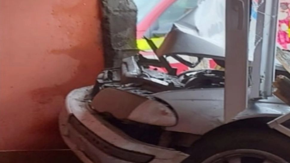 FOTO INCREDIBIL, s-a trezit cu un autoturism în casă. CULMEA e că șoferul a făcut atac de panică