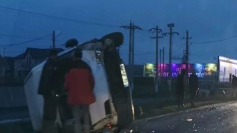 FOTO | Accident SPECTACULOS pe DN25. O mașină s-a răsturnat, două persoane au fost rănite 