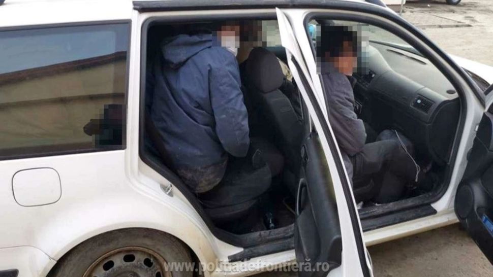 Mai mulți migranți afgani au fost depistaţi într-un autoturism condus de un român! Unde au fost capturați de poliție 