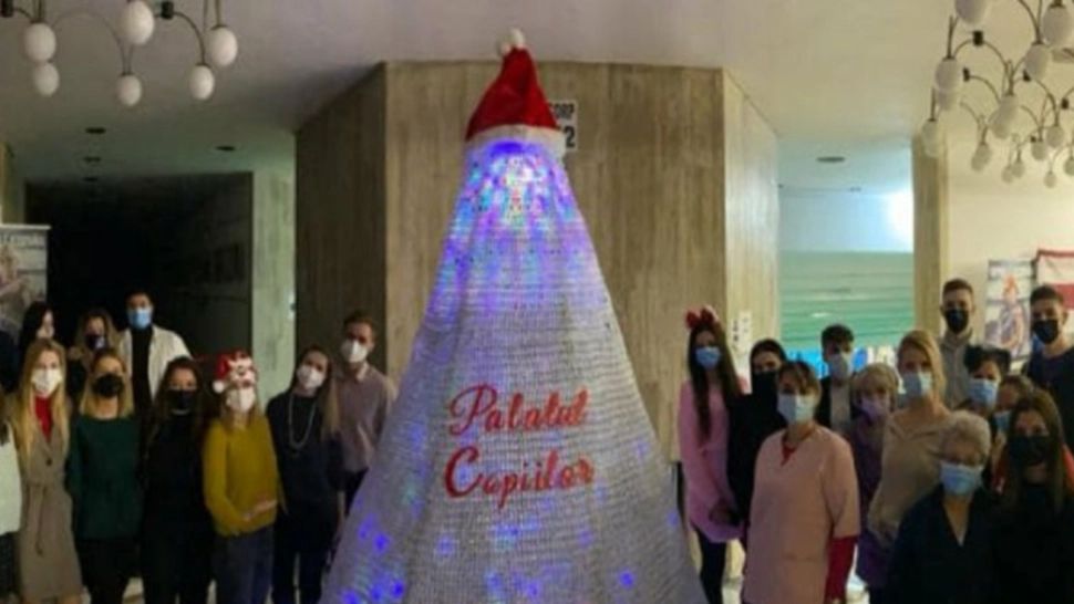 FOTO | Românii au împodobit primul brad anti-COVID cu 19.000 de fiole de vaccin folosite. Peste 200 de ore a durat întregul proces