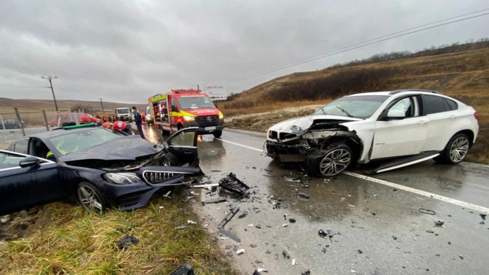 FOTO | Accident GRAV în județul CLUJ! Două persoane au fost rănite in urma unui impact între două autoturisme de lux 