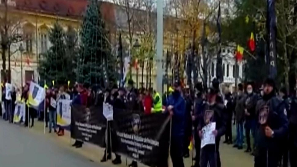 PROTEST al polițiștilor în fața Prefecturii din Mehedinți. Joi vor protesta la București 
