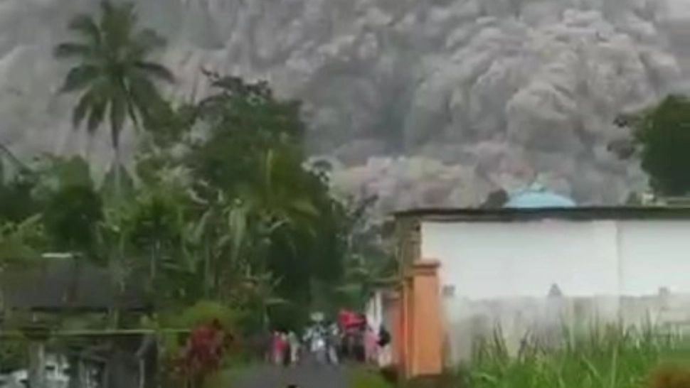 VIDEO Imagini dramatice cu localnici care fug din calea norului uriaș de cenușă după erupția vulcanului Semeru, Indonezia