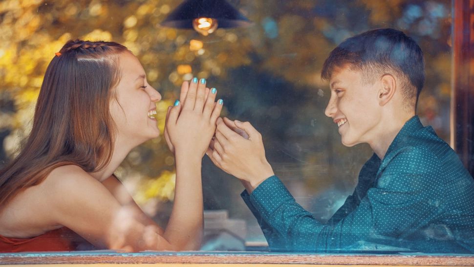 Ce să discuți la PRIMA ÎNTÂLNIRE, în așa fel încât cina romantică să nu se transforme în eșec total