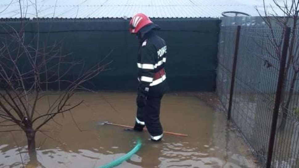 VIDEO | Inundații în Vâlcea și pe Valea Prahovei - Patru gospodării, sub ape, mai mulți copaci și stâlpi de electricitate au fost rupți