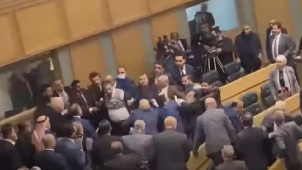 VIDEO | Bătaie generalizată între deputații din Parlamentul din Iordania. Care a fost motivul
