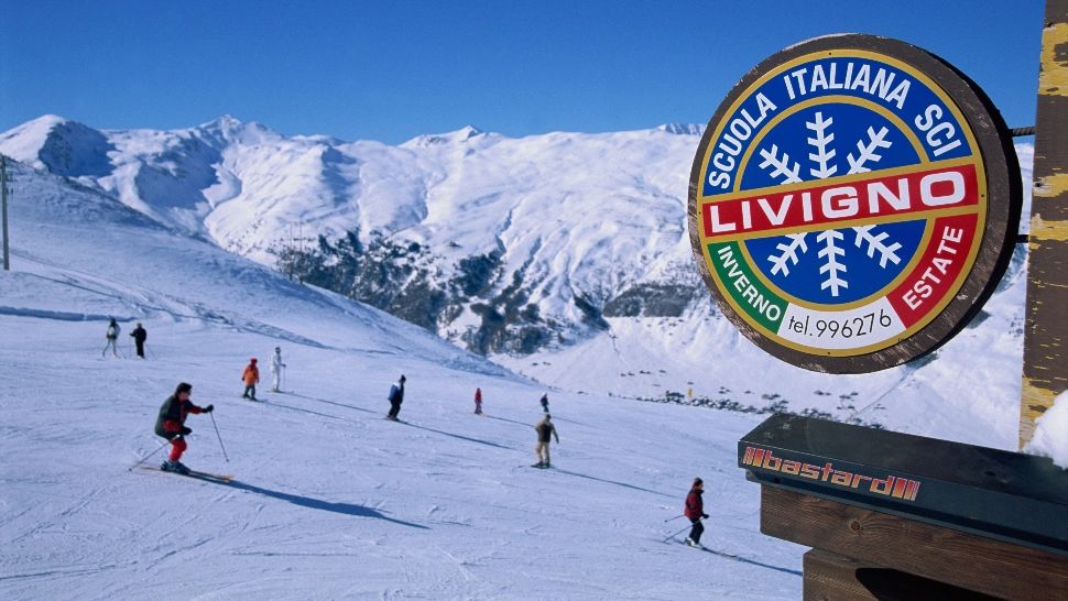 Intră în vigoare „codul schiorului”, pe pârtiile din Italia. Noi obligații pentru turiști