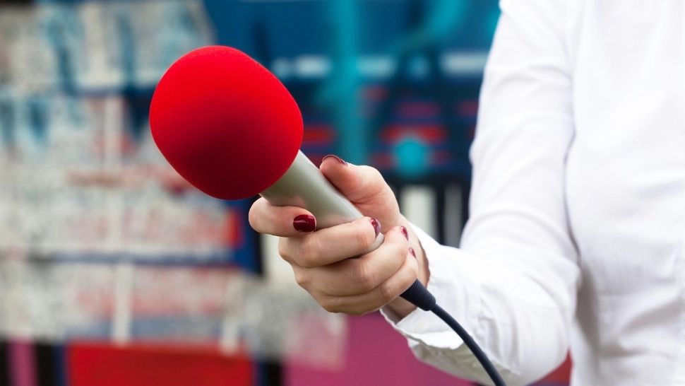 Un fost fotbalist aflat că mama lui a murit chiar înainte să intre în direct la o televiziune