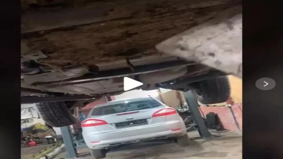 VIDEO – A ridicat mașina ca să lucreze sub ea. Ce a găsit întrece orice imaginație