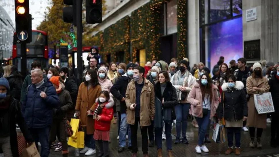 RESTRICȚII la LONDRA din cauza variantei OMICRON. De luni, telemuncă și certificat verde obligatoriu pentru acces în magazine 