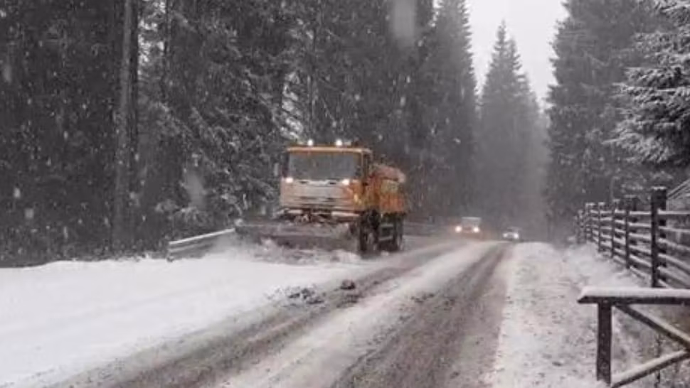 Ninge viscolit în mai multe zone montane din țară. Echipajele de deszăpezire intervin 