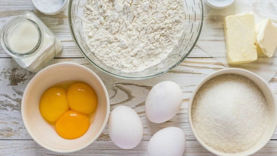 Ce tip de OUĂ se pun, de fapt, la cozonac? Greșeala frecventă care poate fi FATALĂ pentru cozonacul de Crăciun