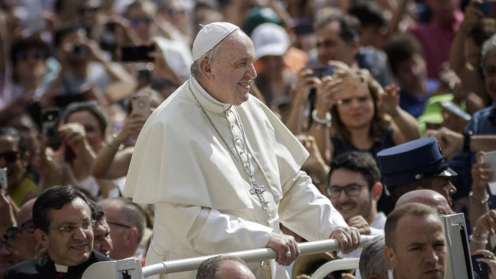 Un bărbat cu un cuțit, arestat pe stadionul din Cipru, unde Papa Francisc oficia o slujbă. Ce spune poliția