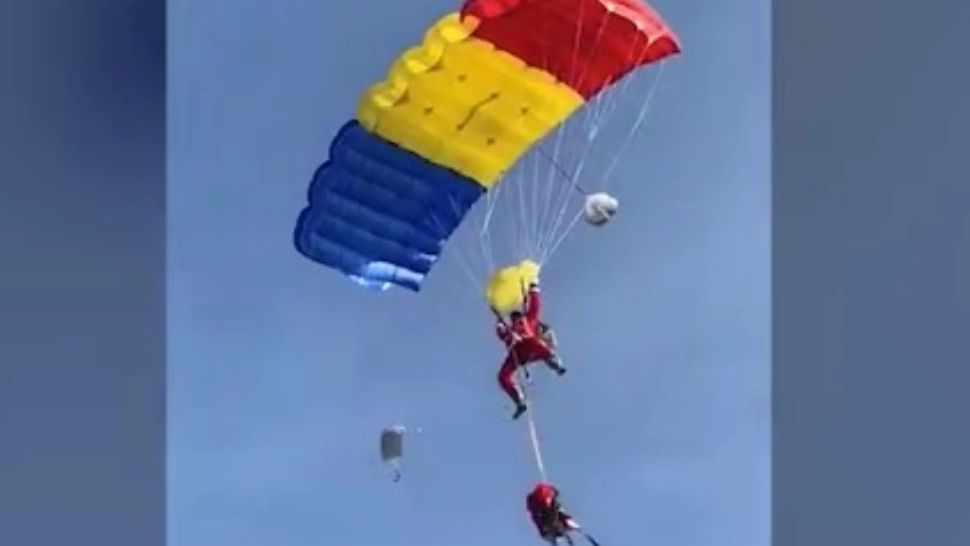 VIDEO | Moș Crăciun, salt cu parașuta. A lăsat sania și renii acasă anul acesta