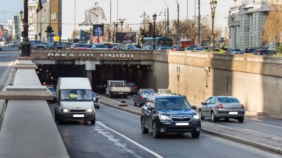 Traficul rutier în Piața Unirii, restricționat. Pasajul, în pericol de surpare
